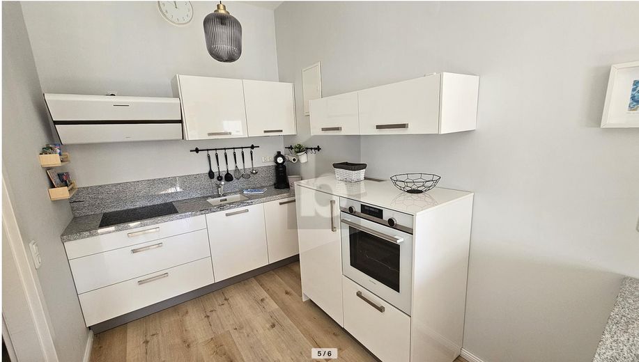 Strandnahe Kapitalanlage: Ferienwohnung & Ladengeschäft – Moderne Einbauküche