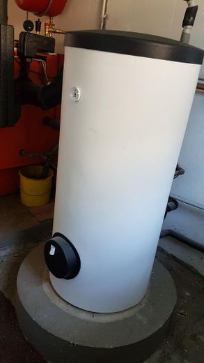 großer Warmwasserspeicher