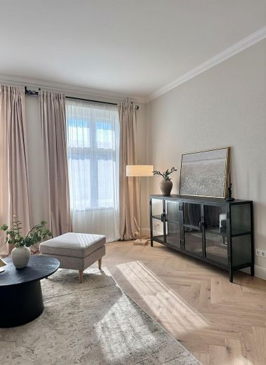 Zeitlose Eleganz trifft auf modernen Komfort - Sanierte 3 Zimmerwohnung am Schloss Charlottenburg – Wohnzimmer