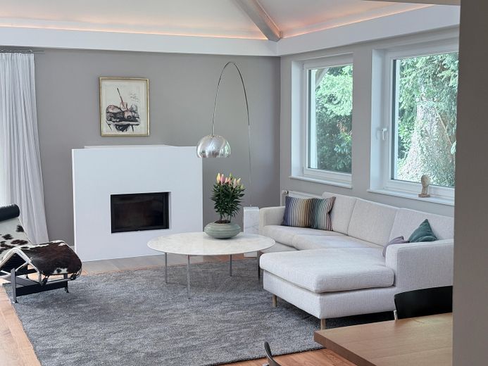 Exklusive möblierte Doppelhaushälfte mit 175 m², großem Privatgarten und Loftcharakter in Gräfelfing – Wohnzimmer