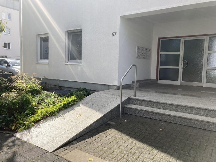 Atractivo ático de 67m² en 58636 Iserlohn- actualmente alquilado – Wohnhaus Eingang