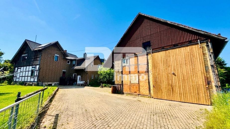 Charmantes Einfamilienhaus/Resthof mit viel Platz, modernisierter Technik und idyllischem Garten – Wohnhaus / Scheune Ensemble / Innenhof