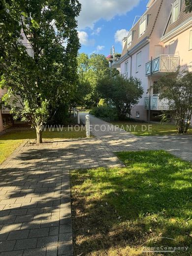 27328 HomeCompany Dresden Möbliert/Furnished 3-Zimmer-Wohnung in Dresden-Blasewitz mit 2 Balkonen max. 4 Personen – 9afdcd6f9cca62d9ca86b2e4620b208d62c78022.jpg