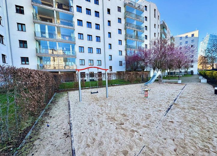 Traumhaftes Penthouse im Ostend | 143 m² · 3m Deckenhöhe · 2 Terrassen · KfW55 – 0% Provision – private spielplatz