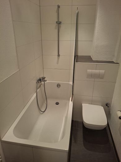 Gemütliche 2-Zimmer-Wohnung mit moderner Wohnküche & weißem Wannenbad – ruhig zum Innenhof – Bad