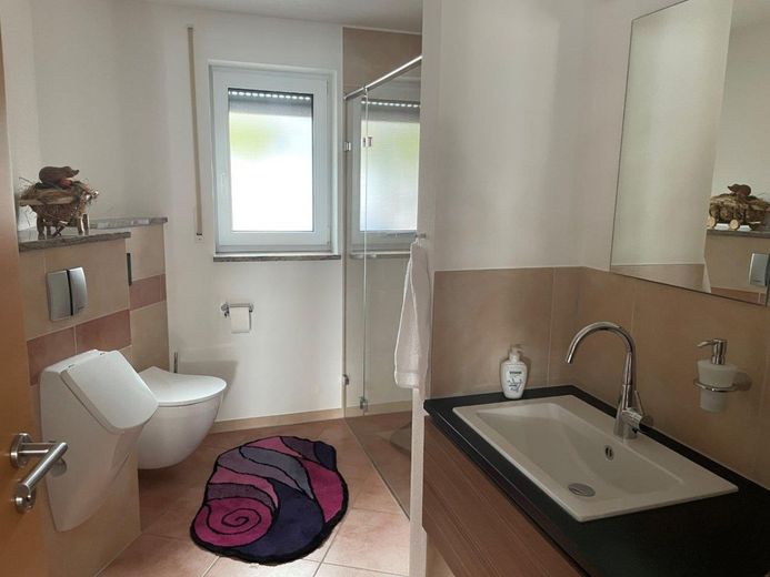 Traumhaftes Energiespar-EFH A+, exklusives Wohnen, Garten, Pool – Gäste WC m. Dusche EG