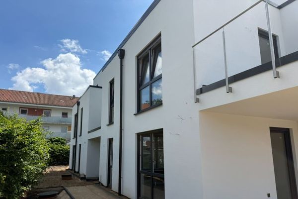 Moderne Neubau-Wohnung mit großem Balkon!