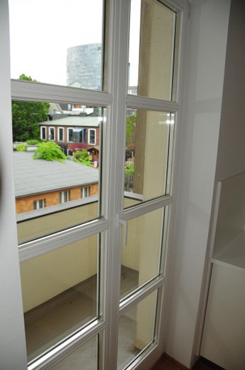 Helle 2 Zimmer Wohnung in der Carlstadt – Blick aus Küche auf den Balkon
