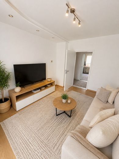 Charmante 2-Zimmer-Wohnung mit Balkon, Tageslichtbad, Einbauküche und Garage in Wuppertal-Barmen – Wohnzimmer mit Balkon