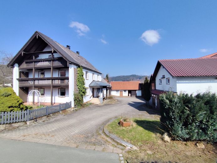Landleben Deluxe: Großzügiger Dreiseitenhof mit Werkstätten, Maschinenhalle und Gartenparadies in Immenreuth! – Hofeinfahrt