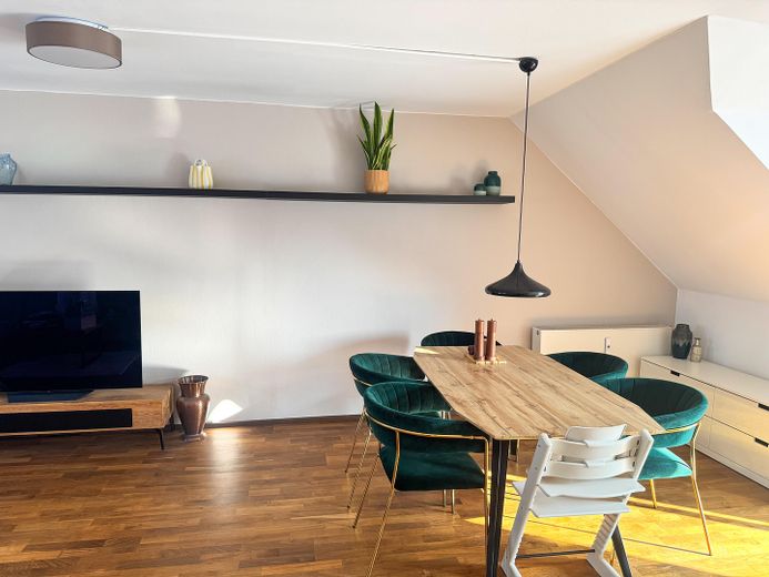 Disponibile subito e senza commissioni: curato appartamento di 3 locali con balcone esposto a sud-ovest e posto auto interrato – Wohnzimmer