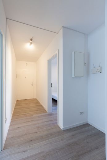 Appartamento arredato di 2 locali a Kassel-Nord-Holland – ristrutturato, con balcone e adatto a convivenza – Flur
