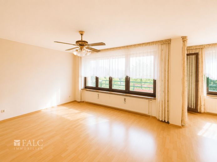 Gepflegte 2-Zimmer-ETW mit Balkon, Stellplatz und EBK - ideal für Eigennutzer und Kapitalanleger – Wohnzimmer