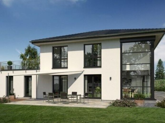 Klare Architektur überzeugt in diesem Haus – Foto 1