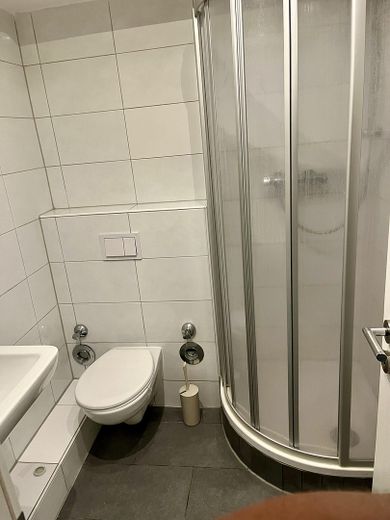 KÖLN-SÜDSTADT; LICHTDURCHFLUTETES 1 ZIMMER-APARTMENT – Duschbad