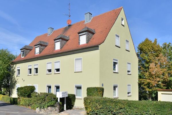 2,5 Zimmer.  |  2 Garagen. |  Bezugsfrei.  |  Und das im oberen Frauenland.