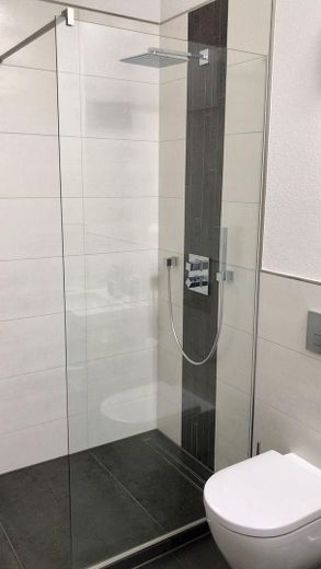 Hochwertige 3-Raum-Dachgeschosswohnung mit großer Dachterrasse in ruhiger Top-Lage – Badezimmer