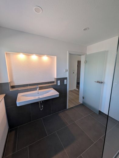 Elegante Spiegelnische im Bad