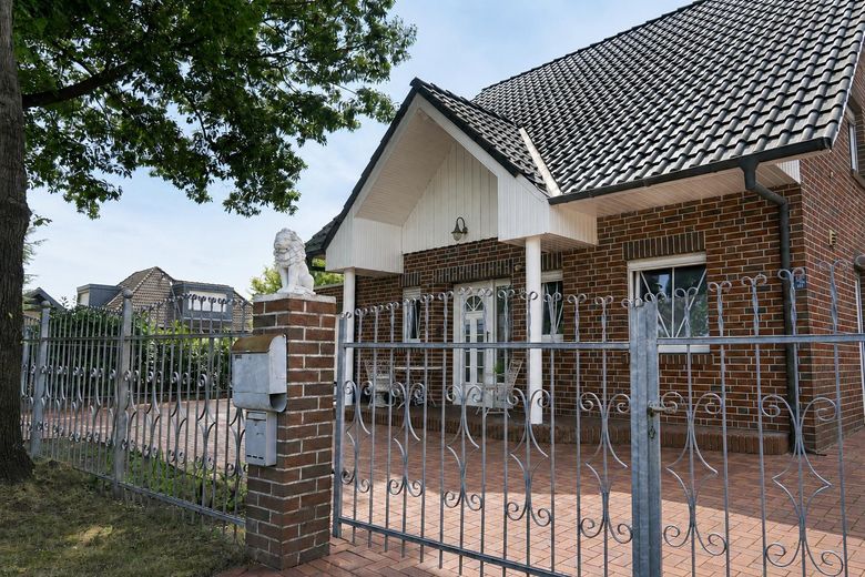 Freistehendes Einfamilienhaus mit Südgarten, großzügiger Garage & ausgebautem Dachgeschoss – Haus von aussen 