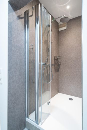 große moderne Dusche
