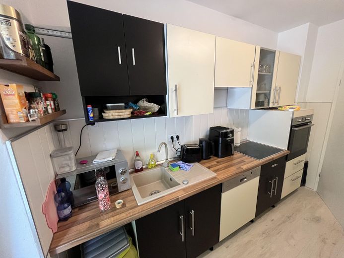 Helle 3-Zimmer-Erdgeschosswohnung mit Balkon und Garage in ruhiger Lage von Horn-Bad Meinberg – Küche Blick Richtung Tür