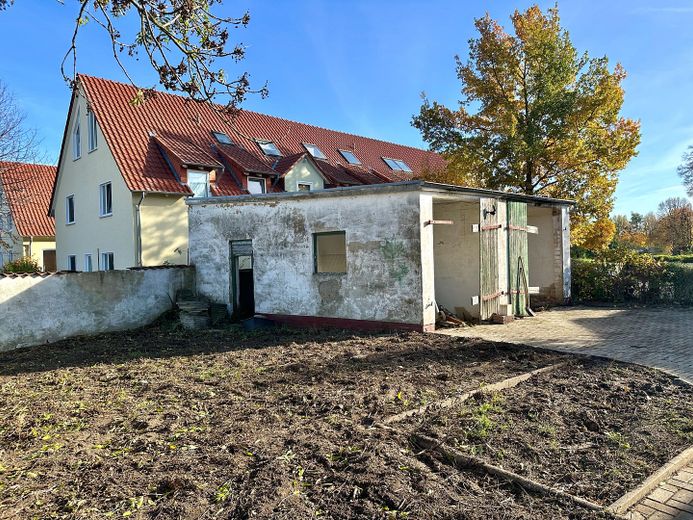 Winkelbungalow - großes Grundstück - Zentral in Giesen – Garagen