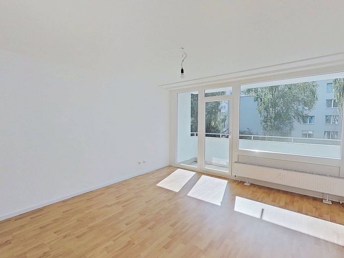 Luminoso appartamento di 3 locali con balcone e vasca da bagno nel centro città – Ansicht I: Wohn- und Esszimmer