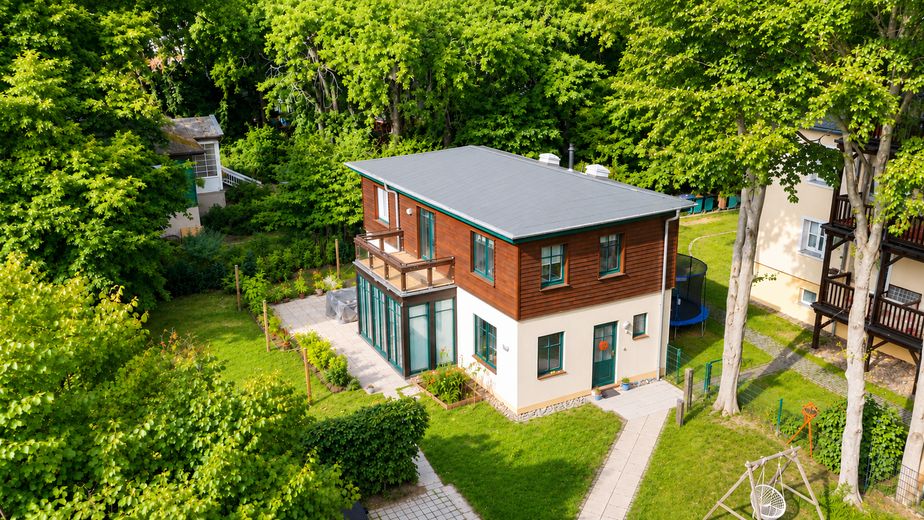 vivienda de ensueño en un entorno verde *Casa unifamiliar en Klotzsche* – Drohnenansicht mit Stellplatz