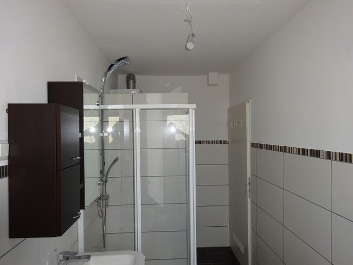 Appartement de plain-pied de 2,5 pièces avec cuisine, salle de bains, terrasse et buanderie – Bad Bild 2