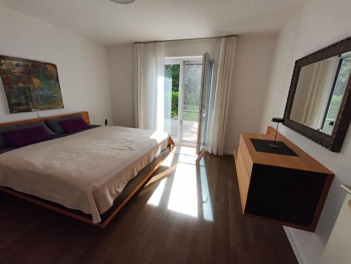 3 Zi. Wohnung (möbliert) im EG mit Terrasse, Carport und Stellplatz – Schlafzimmer mit Zugang zum Garten und Terrasse Bild 1