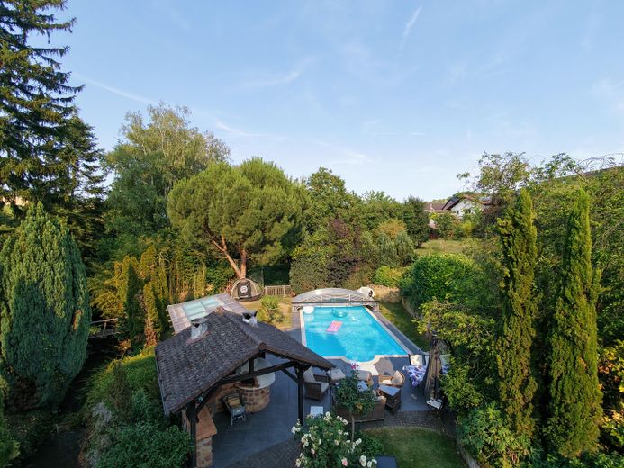 Wohnen am Wasser: Ehemaliges Mühlenanwesen mit Pool, Bachgrundstück und 3 Wohneinheiten – Garten