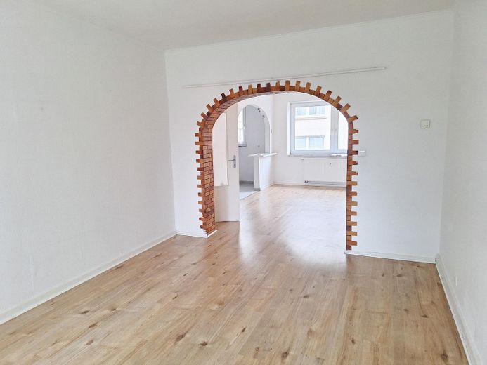Sanierte 3,5 Zimmer-KDB Wohnung (ca. 70 qm) mit Einbauküche und Balkon / Holsterhausen – Wohnzimmer