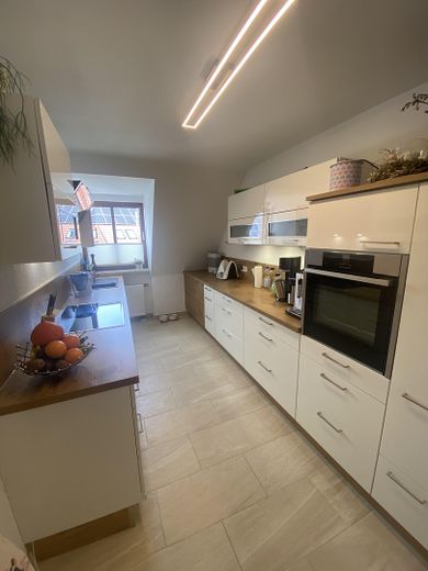 Exkl. 3-Zimmerwohnung 74+21qm EINMALIGER NUTZFLÄCHE - Einbauküche+begehb. Kleiderschr. auf 2 Ebenen – Küche