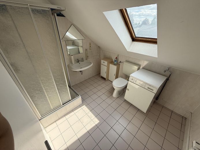 137 m² Maisonette im Zweifamilienhaus – 4 Zimmer, große Wohnküche, 2 Bäder & eigener Eingang – Bad 2 (DG)