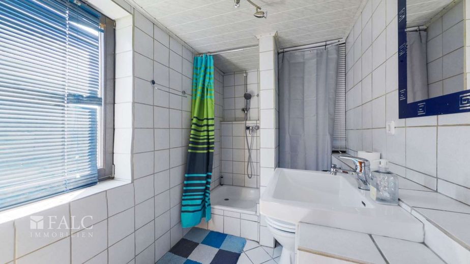 Charmante Doppelhaushälfte mit großem Garten – Badezimmer UG