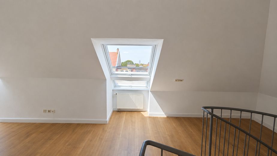 Quasi-apartment within a 3-person shared flat with a view over Leipzig – Wohnbereich