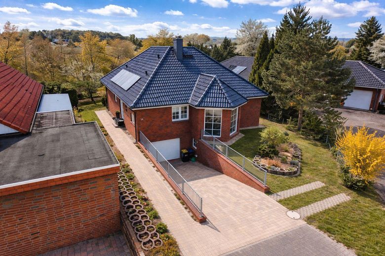 225 qm Familienglück auf 2 Ebenen + Toller Garten, Sauna & Kamin – Vogelperspektive