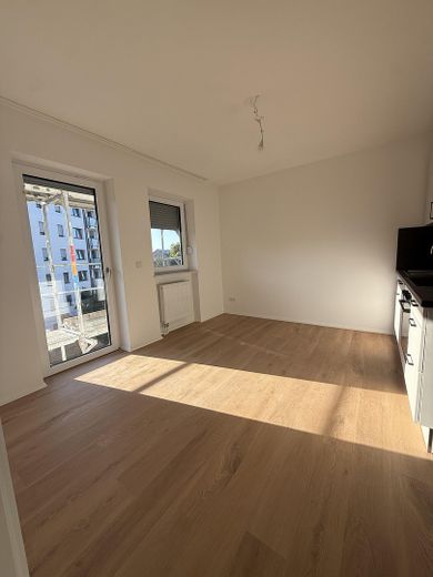Erstbezug Kernsaniert | Helle 2-Zimmer Wohnung mit Balkon in München-Giesing – Wohnküche Ansicht 1