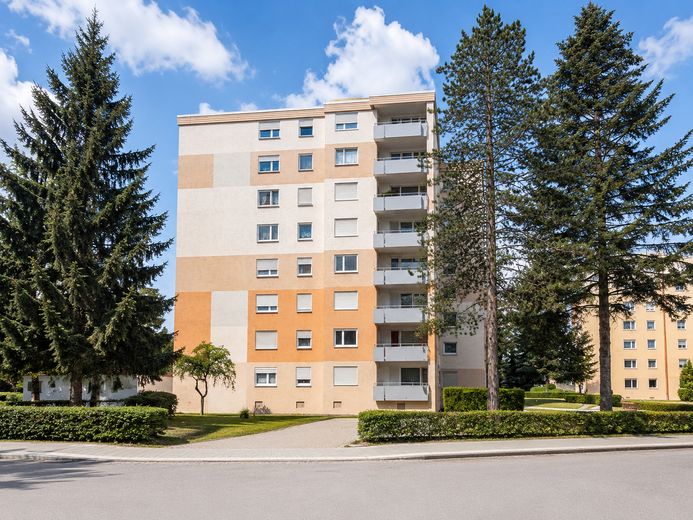 Vermietete 2-Zimmer-Wohnung mit Weitblick, Aufzug und Balkon – Kapitalanlage in Traunreut – Hausansicht Balkonen
