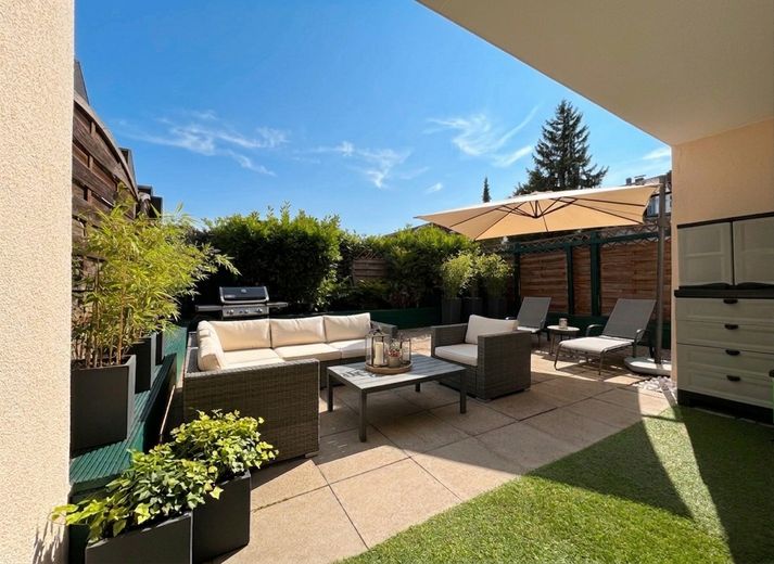 Terrasse (KI-möbliert)