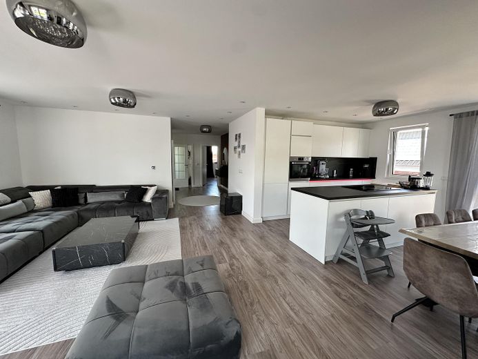 Moderne Wohnung im Neubau mit Balkon & energieeffizienter Ausstattung in Geesthacht – Wohnzimmer/Küche