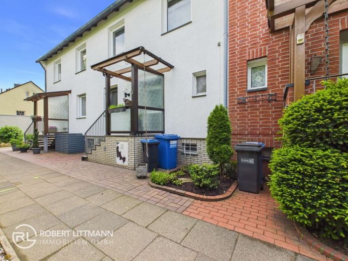 Familienglück auf drei Ebenen – gepflegtes Reihenmittelhaus mit Garten, Terrasse und Garage – Foto 1