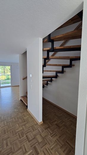 Derede yaşamak - bahçeli ve yeşilliğe bakan aile için modern yeni yapım sıra evi – Blick unter Treppe Stauraum