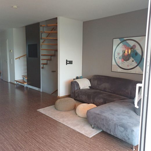 Gepflegtes Reihenendhaus mit schönem Garten, überdachter Terrasse, Kamin und Carport – Wohnbereich im EG, Treppe