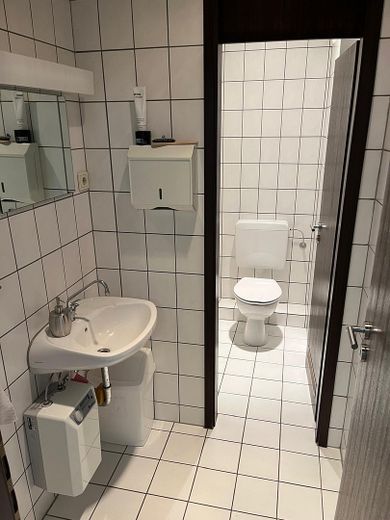 Wilhelmstraße üzerinde, Kurhaus yakınında, en iyi merkezi konumda temsili ofis, muayenehane veya daire – Herrentoilette