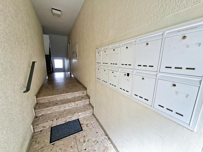 CITYHOUSE: Zentrale 3 Zimmer Wohnung in der Südstadt mit zwei Balkonen, Keller und separater Garage – Hauseingangsbereich