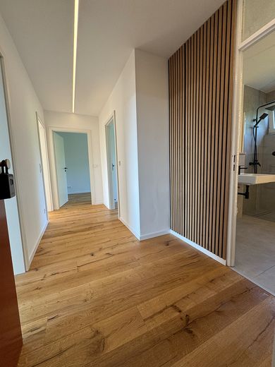 Appartement lumineux de 3 pièces – entièrement rénové & avec balcon – Flur