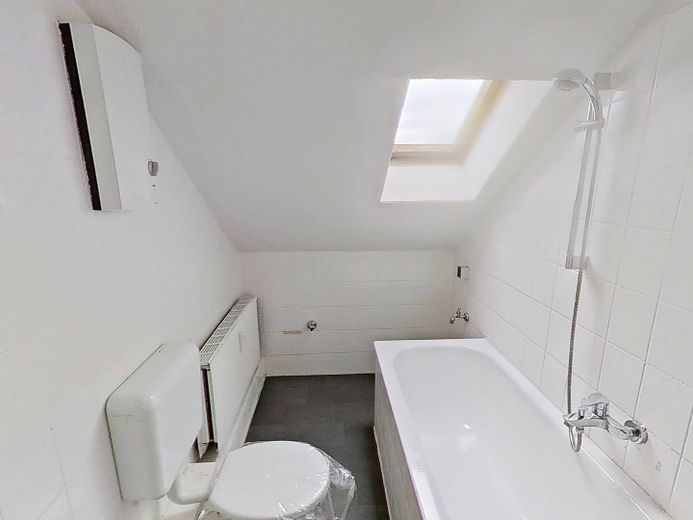 Luminoso appartamento di 2 locali all’ultimo piano con moderno bagno con luce naturale, a pochi passi dal centro città – Ansicht I: Bad