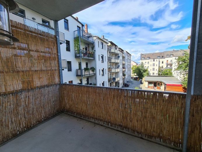 Moderne Wohnung mit Einbauküche, 3-Zimmer, offener Grundriss und Balkon in Chemnitz – Balkon 1