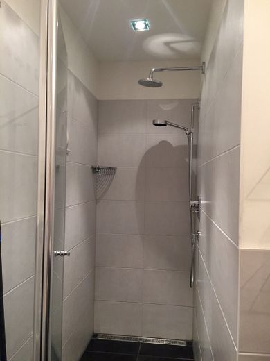 Baltic Sea luxury holiday apartment in Villa Bernstein directly by the sea, 1st line, 1AAA, modern investment property – Große Walk in Dusche 